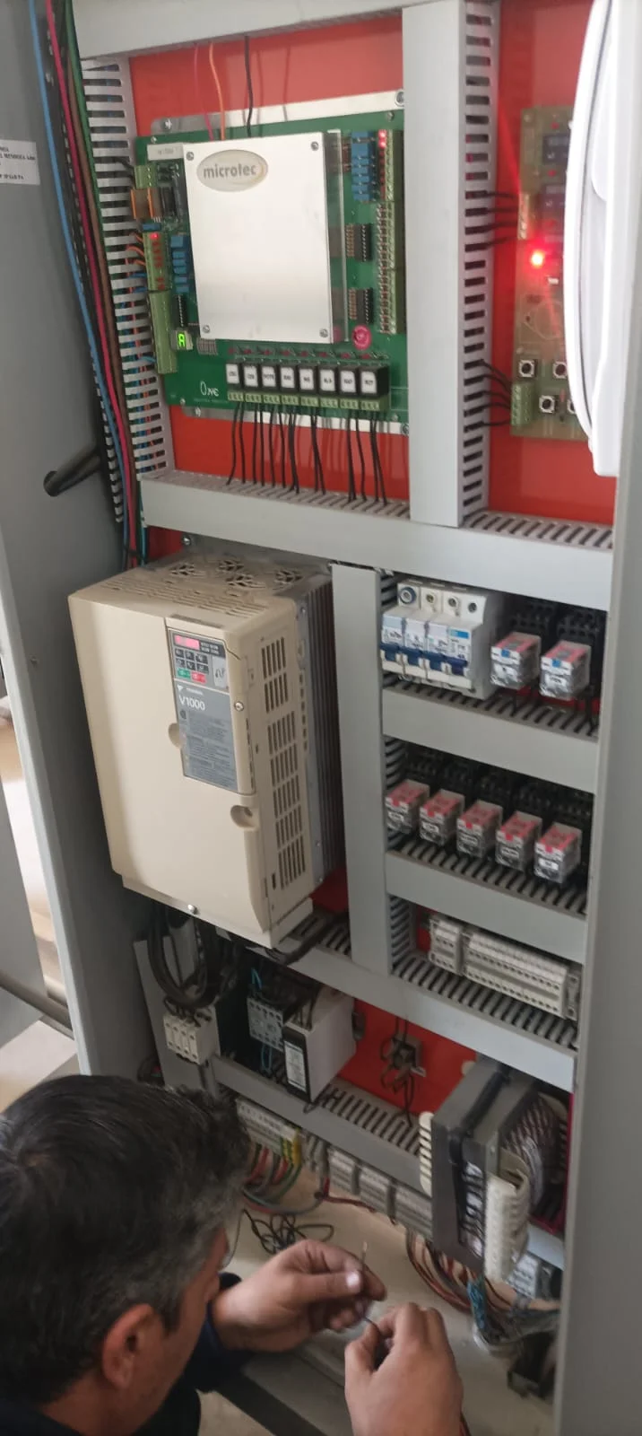 Elevadores Exon - Tecnico realizando mantenimiento a Ascensor