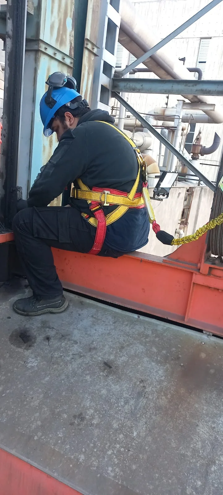 Elevadores Exon - Tecnico realizando mantenimiento a Ascensor
