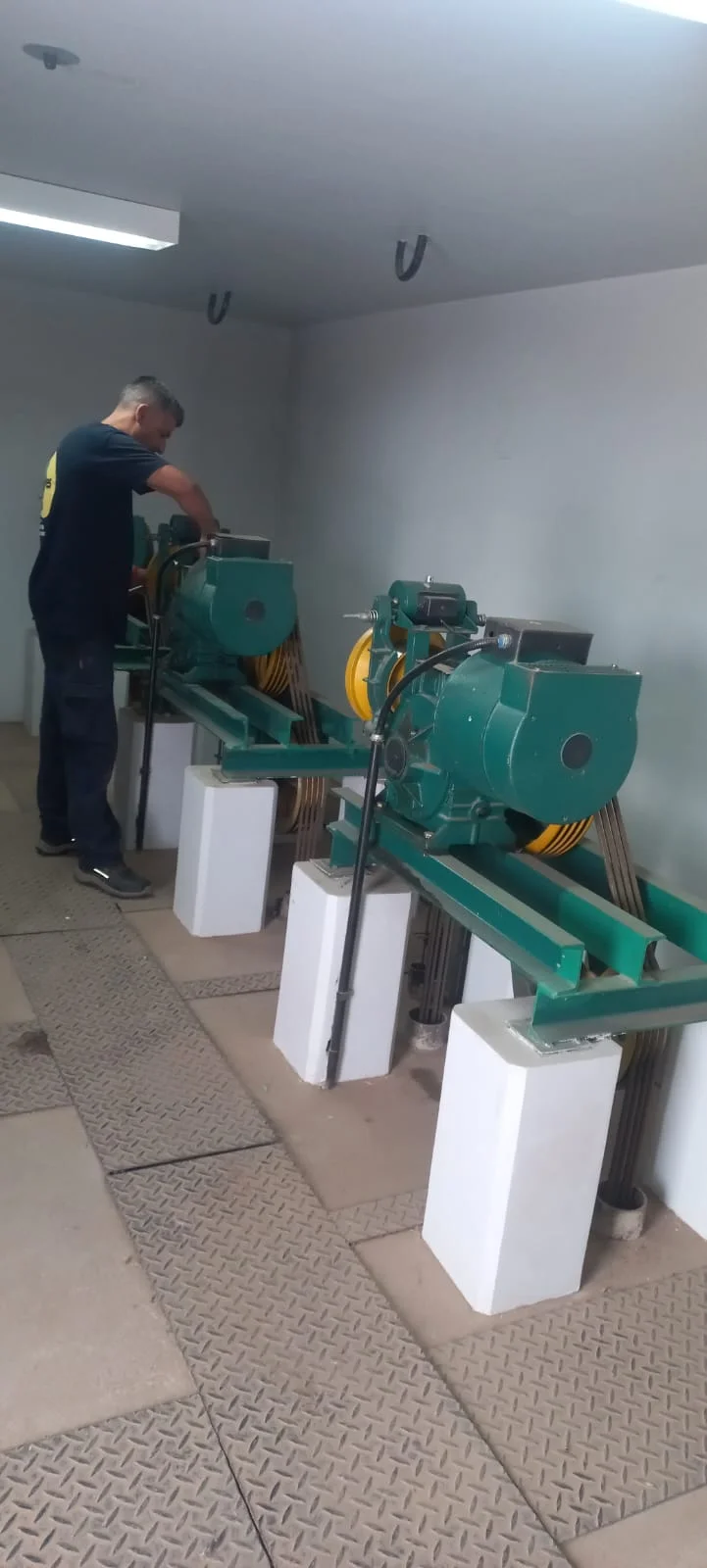 Elevadores Exon - Tecnico realizando mantenimiento a motor de ascensor