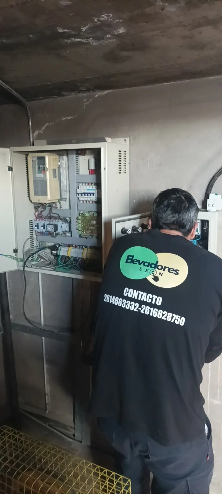 Elevadores Exon - Tecnico realizando mantenimiento electrico a Ascensor